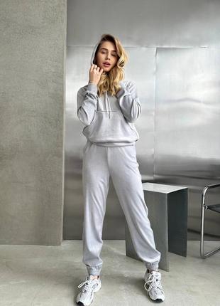 Женский велюровый костюм худи и штаны свободного кроя однотонный комплект