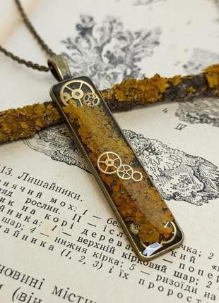 Авторський кулон ручної роботи лишайниками та деталями годинника