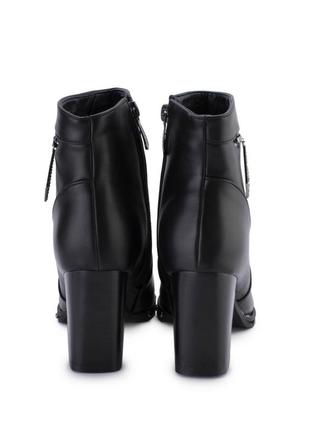 Стильные черные осенние деми ботинки ботильоны на широком устойчивом каблуке5 фото