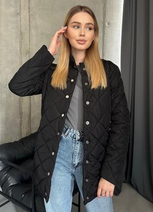Весняна жіноча куртка в ромбик без капюшона на синтепоні