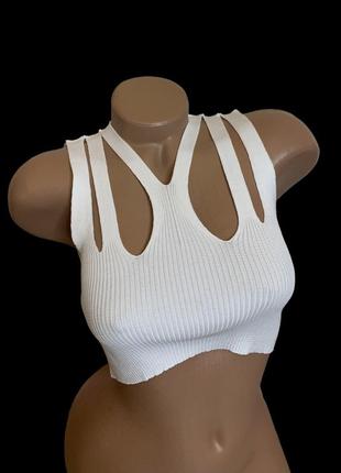 Топ в рубчик с вырезами кроп топ