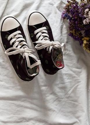 Чорні кеди у горох