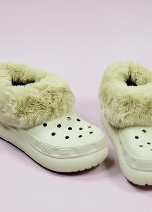 Утеплені хутром черевики напівчобітки crocs  furever crush, оригінал5 фото