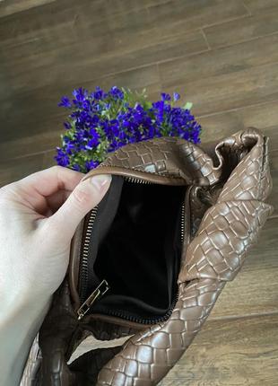 Нова сумка у стилі bottega плетена /woven коричнева / молочний шоколад4 фото