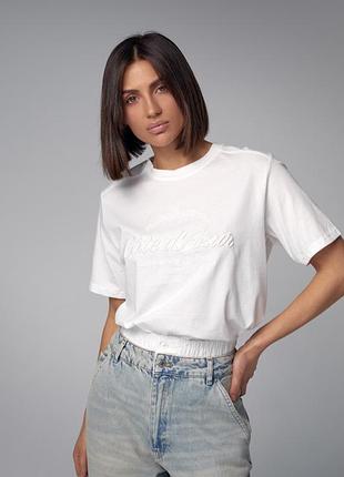 Хлопковая женская футболка с вышитой надписью молочного цвета
