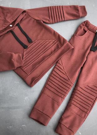 Споривний костюм з капюшоном і кишенею рядки модель