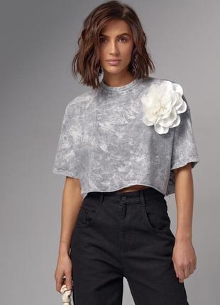 Вкорочена футболка тай-дай з об'ємною квіткою