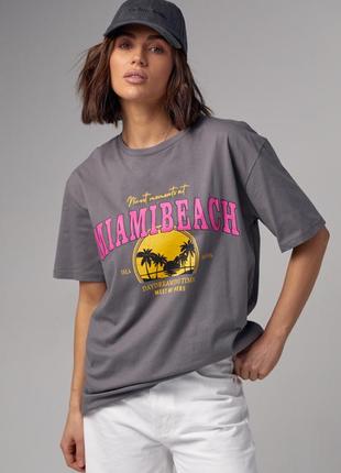 Трикотажна футболка з принтом miami beach сірого кольору