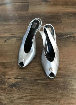 Неймовірно гарні туфлі/босоніжки