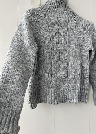 Вʼязаний жіночий светр з високим горлом