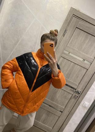 Яскрава куртка оранжева пуффер1 фото