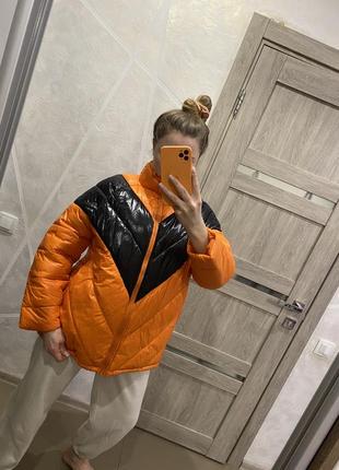 Яскрава куртка оранжева пуффер2 фото