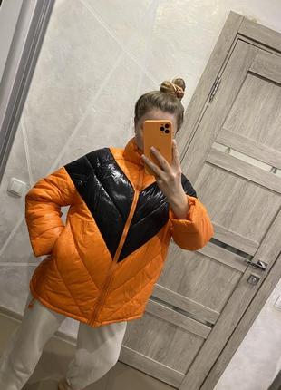 Яскрава куртка оранжева пуффер3 фото