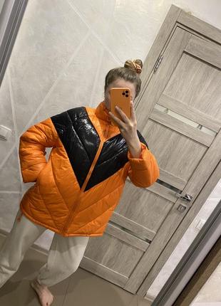 Яскрава куртка оранжева пуффер4 фото