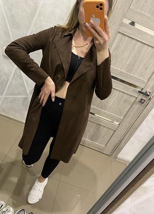 Тренч коричневий замшевий пальто bershka