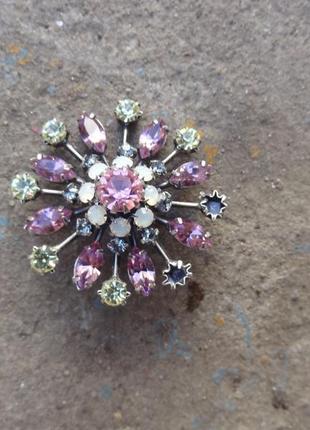 Красива вінтажна брошка