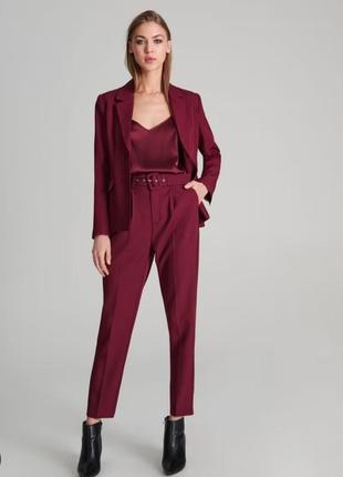 Брюки бордові з ремінцем