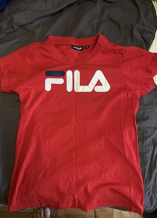 Яркая футболка fila