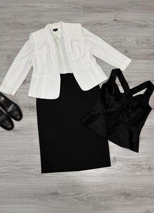 Костюм для изысканной барышни с белым пиджаком и черной юбкой и топом1 фото