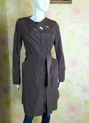 Коричневий плащ-тренч з поясом