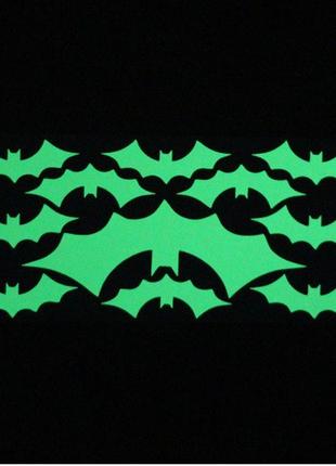 Наклейки на хэллоуин летучие мыши, размер стикера 20*9см, впитывает свет и светится в темноте салатовым2 фото
