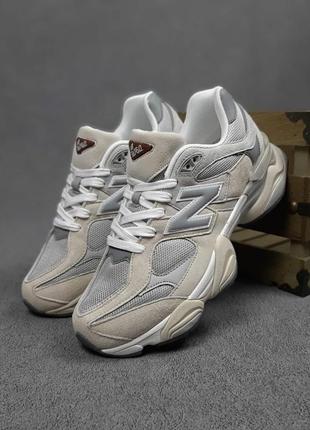 Мужские кроссовки new balance 9060 beige grey new york english бежевого с серым цветами