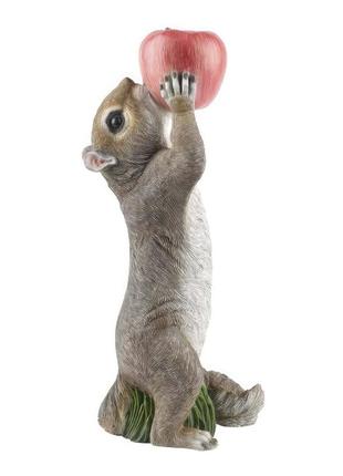 Декоративна фігурка engard "білка з яблуком", 16х16х36см садова фігура з полімеру -  фігурки для дачі