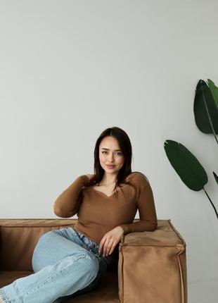 Джемпер з фігурним вирізом