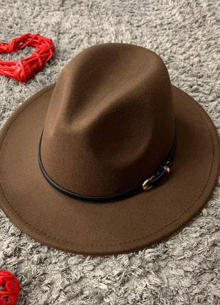 Шляпа федора унисекс с устойчивыми полями vogue коричневая (с черным ремешком)