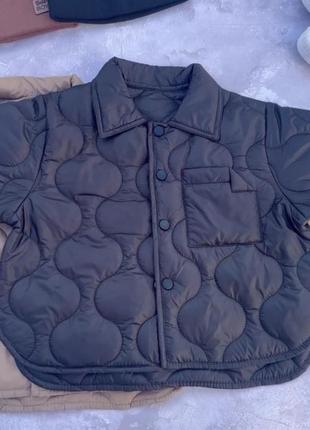 Стильная курточка&nbsp; для маленьких модников🔥🔥
материал плащевка на тоненьком синтепоне!!
качество хорошее!7 фото