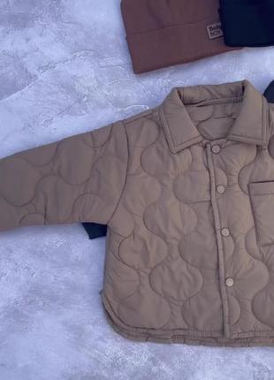 Стильная курточка&nbsp; для маленьких модников🔥🔥
материал плащевка на тоненьком синтепоне!!
качество хорошее!4 фото