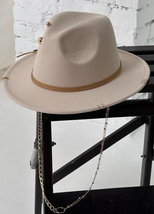 Шляпа федора с устойчивыми полями, пирсингом, булавкой и двойной цепью sandra молочная2 фото