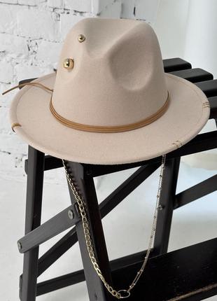 Шляпа федора с устойчивыми полями, пирсингом, булавкой и двойной цепью sandra молочная6 фото