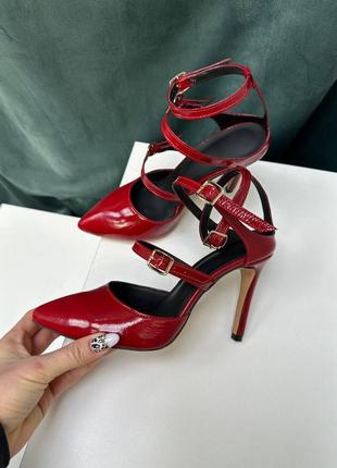 Красные лаковые босоножки на шпильке с острым носком6 фото