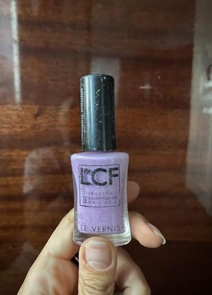 Ліловий лак для нігтів