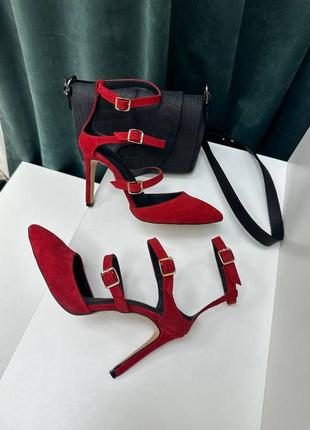 Красные замшевые босоножки на шпильке с острым носком6 фото