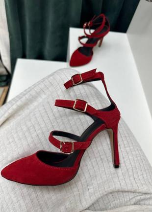 Красные замшевые босоножки на шпильке с острым носком9 фото