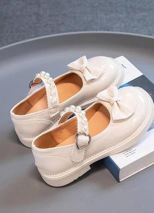 Стильные туфельки для девочек
✍🏻 материал - эко-кожа, эко-лак
✍🏻качественные и удобные4 фото