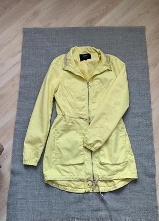 Жіноча куртка, парка лимонного кольору