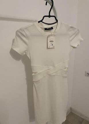 Белое платье с вырезами на талии bershka / белое обтягивающее платье2 фото