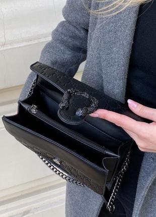 Женская сумка на толстой цепочке кросс-боди с подковой через плечо черная3 фото