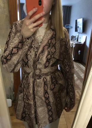 Тренч укороченный змеиный принт