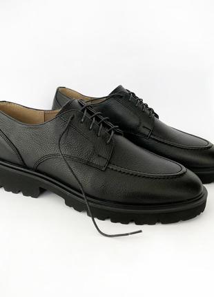 Шкіряні чорні туфлі на масивній підошві. 40 - 45 розмір