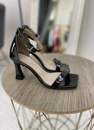 Женские лаковые туфли