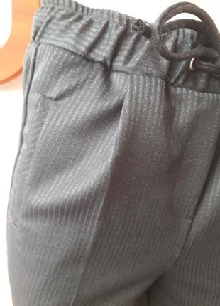 Молодежные черные в мелкую полосочку брюки4 фото