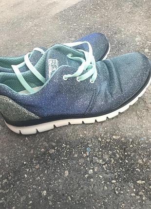 Фірмові кросівки