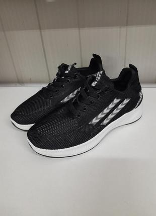 Кроссовки унисекс черные с белым и-5424.
размеры: 37,38,39,40,41.