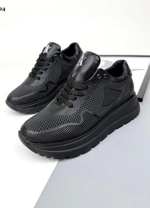 Кросівки
з оригінальною
перфорацією (не наскрізна) чорного кольору