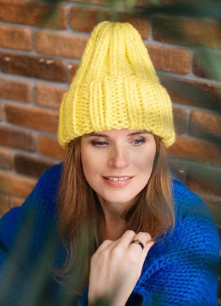 Зимова об'ємна жіноча в'язана шапка біні з відворотом - 100% мериносова вовна9 фото