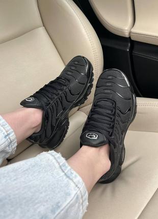 Кросівки жіночі / чоловічі чорні nike air max tn plus triple black1 фото